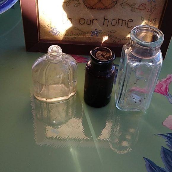 Three Very Old Vintage Glassware - Picture 2 of 9